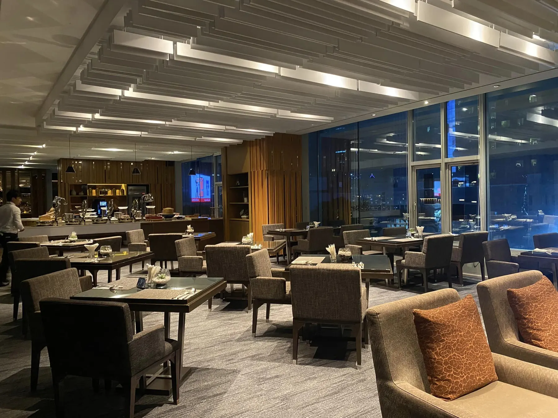Executive Lounge: dining tables between the buffet and the loose seating
