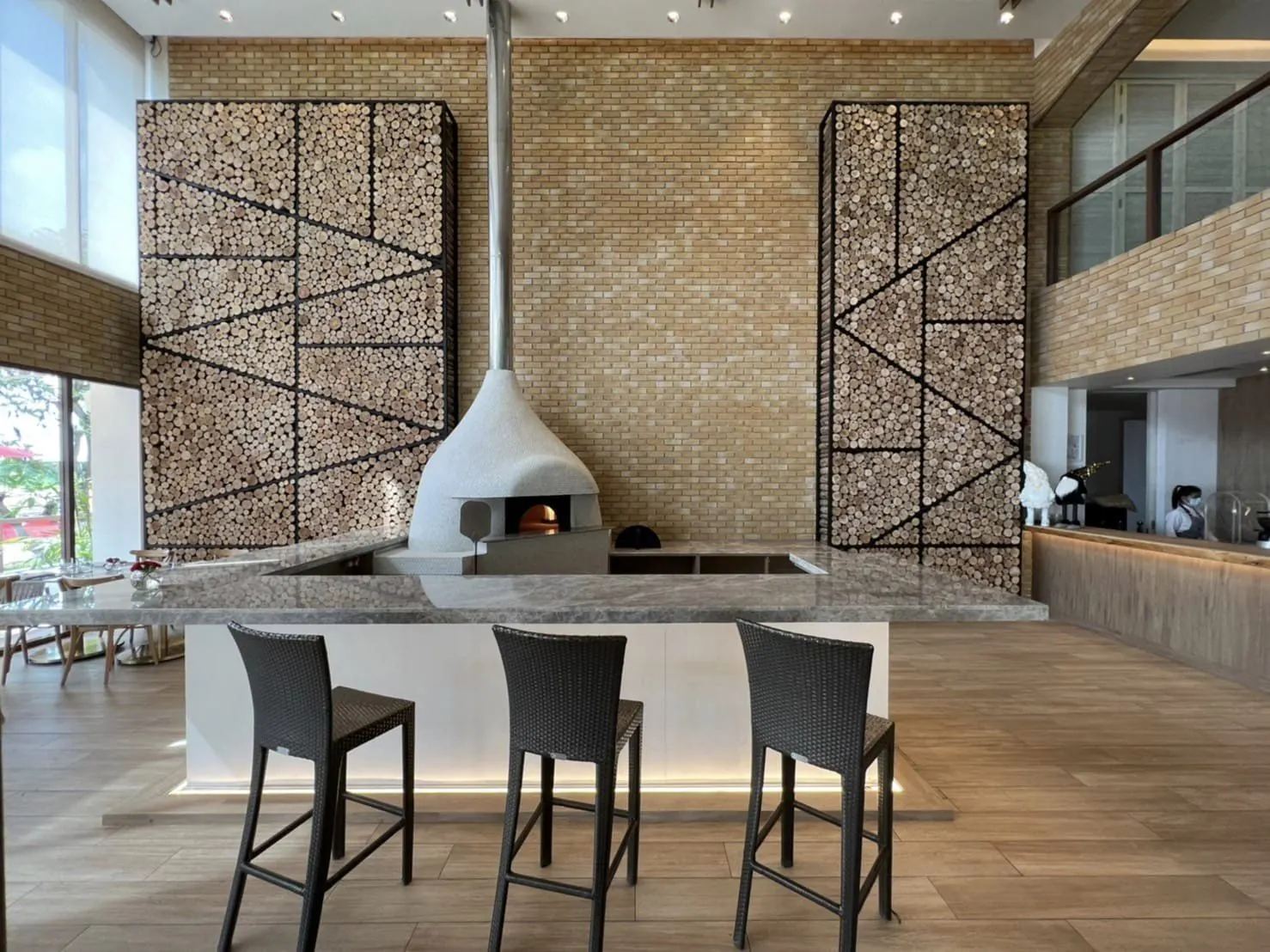 Prego: the wood-fired oven set into a counter of grey veined marble